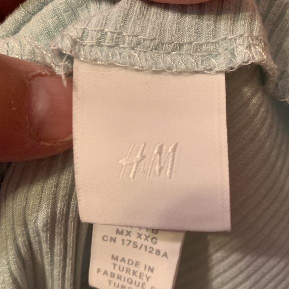 NWOT.  H&M off the shoulder top.  XXL. - Picture 3 of 7